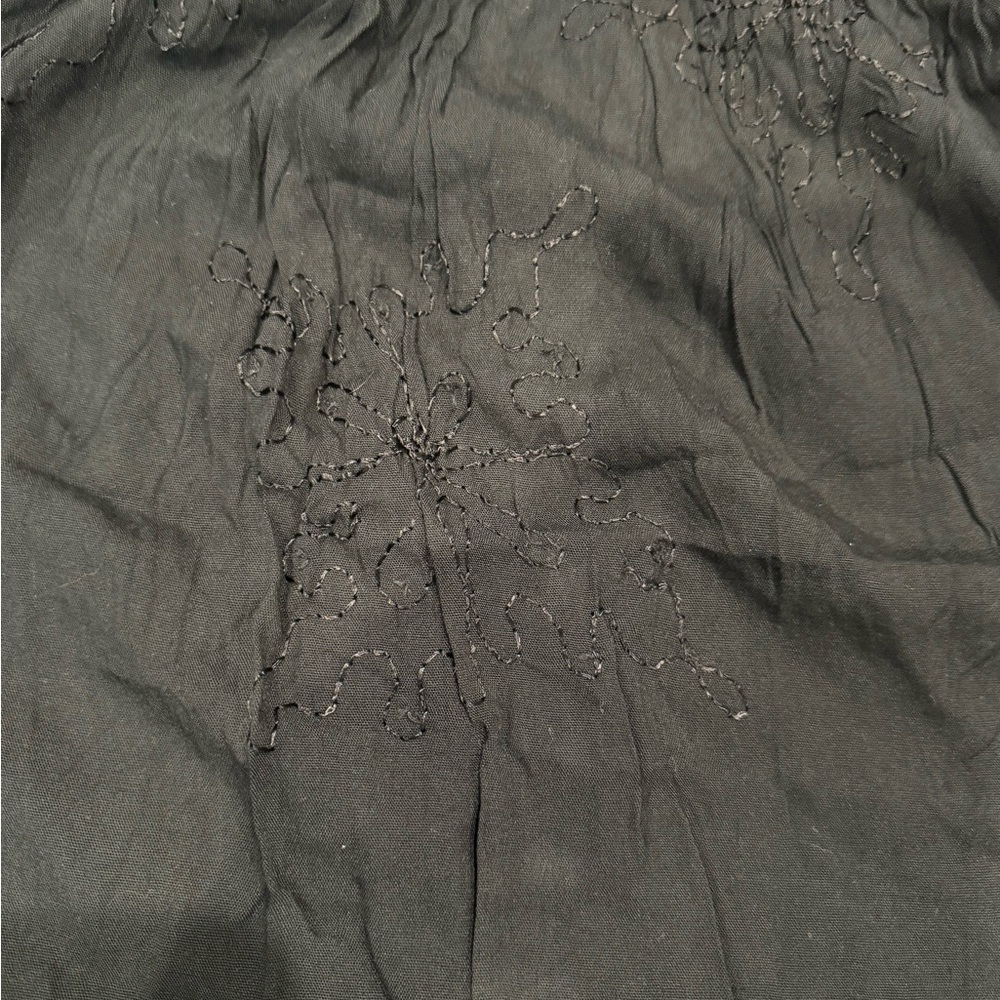Black dress with floral detail. Size smalll - Picture 2 of 2